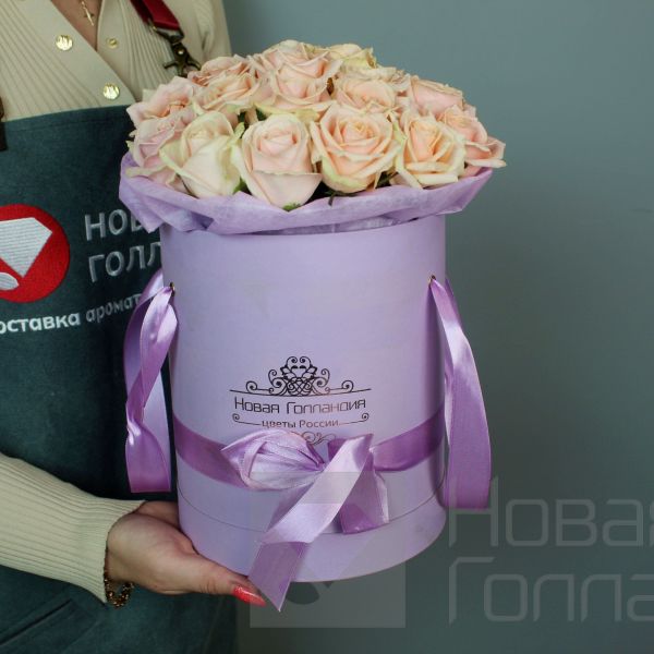 25 нюдовых роз в фиолетовой шляпной коробке № 638