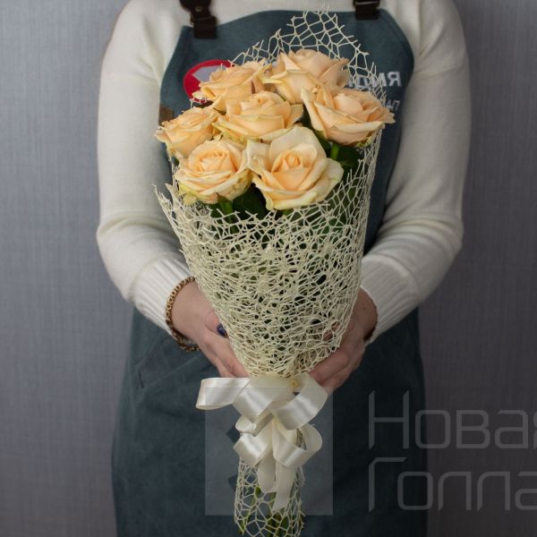 Букет из 7 кремовых роз (8)  40 см