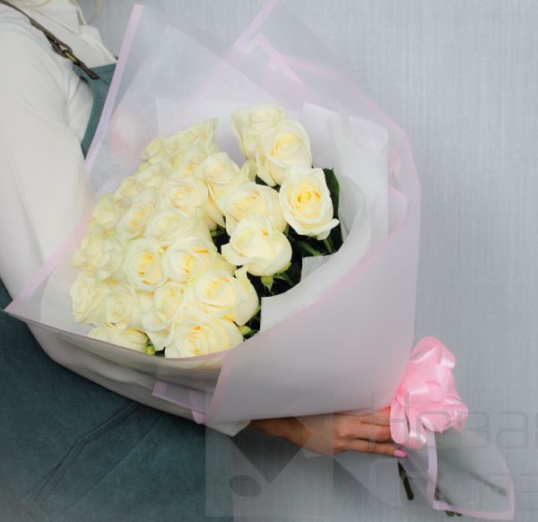 25 белых роз Эквадор 60 см.