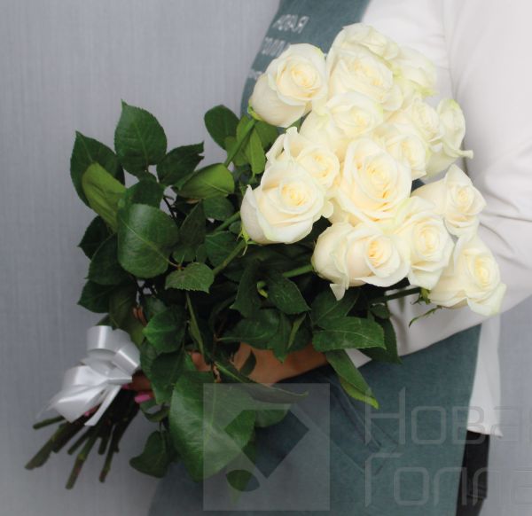 15 белых роз Эквадор 60 см