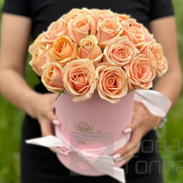 15 нюдовых роз в маленькой розовой шляпной коробке №340