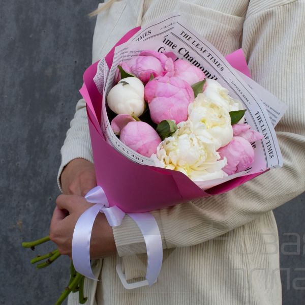 Букет 9 бело-розовых пионов