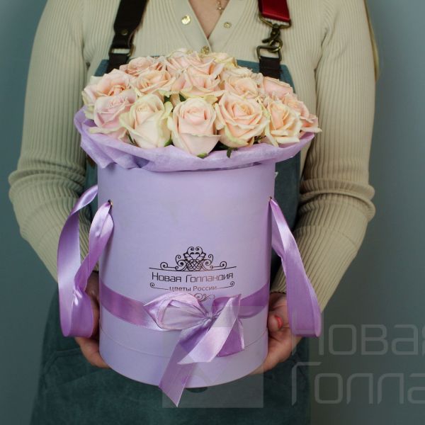 25 нюдовых роз в фиолетовой шляпной коробке № 638