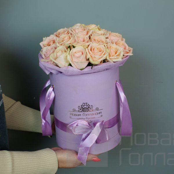 25 нюдовых роз в фиолетовой шляпной коробке № 638