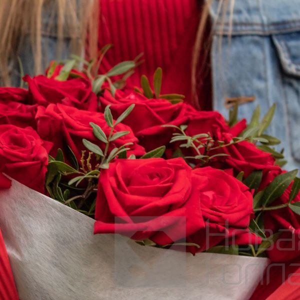 Букет 15 красных роз с декором 50 см