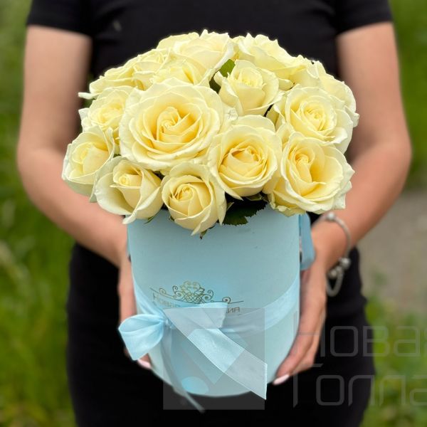 15 белых роз в маленькой голубой шляпной коробке №197